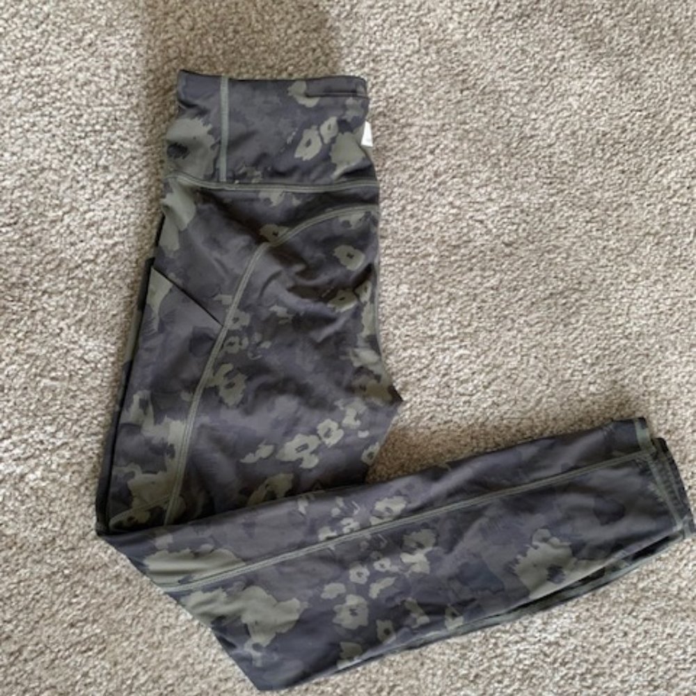 Vuori Stride Legging (Oregano Camo Flower) Small